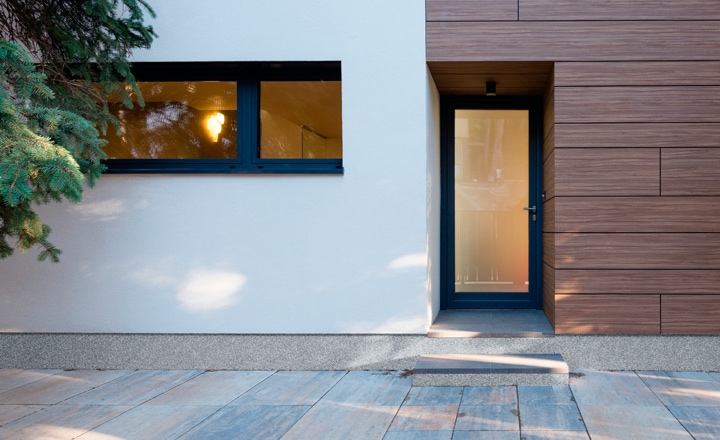 kamenny koberec na sokl domu