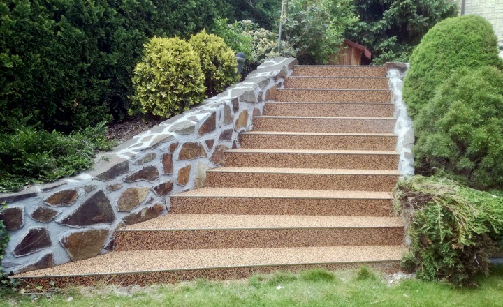 kamenny koberec k bazenum